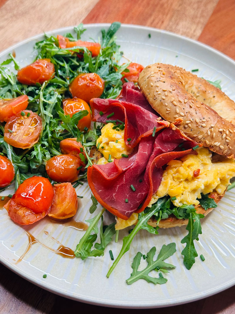 Bagel mit Wurst und Rucola