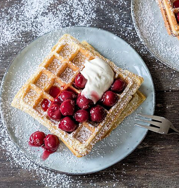 Waffel mit Kirschen und Sahne