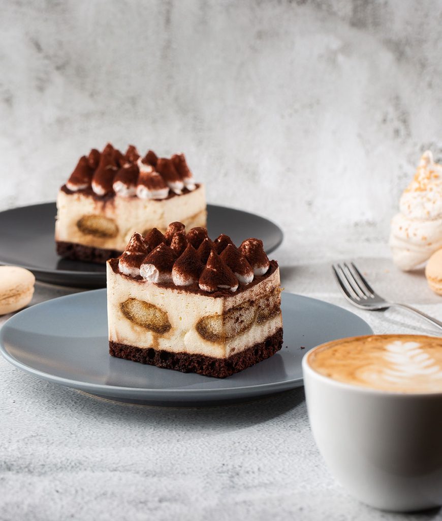 Tiramisu auf einem grauen Teller